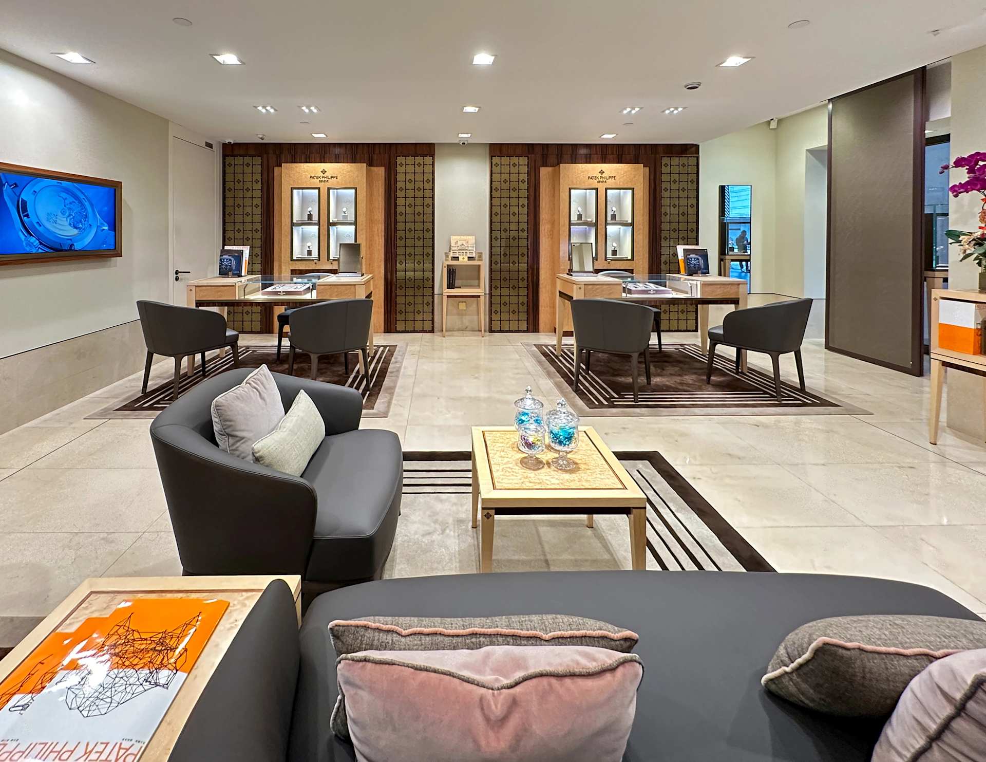 PP_POS_Hong_Kong_SAR_China_Hong_Kong_The_Landmark_The_Hour_Glass_interior_2