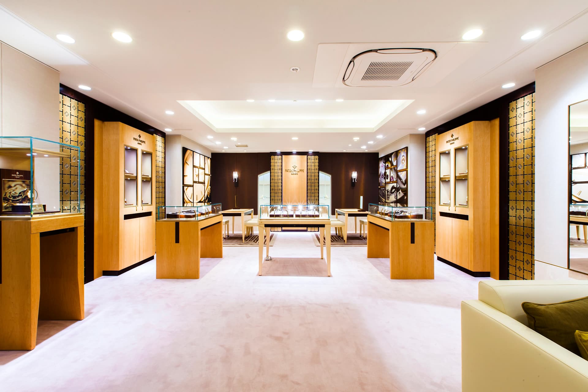 PP_POS_Japan_Hiroshima_Shimomura_Watch_Store_interior_1