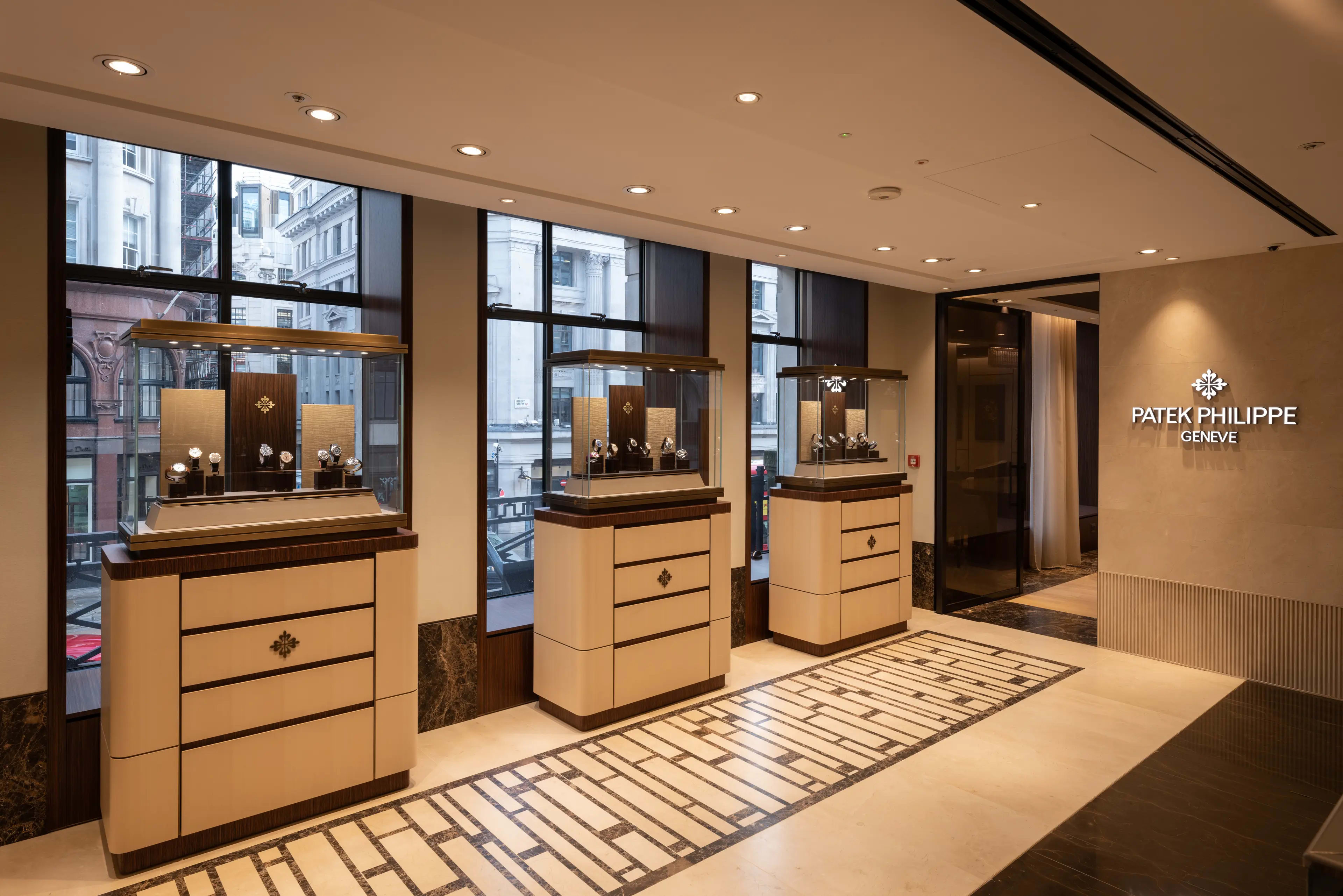 PP_POS_United_Kingdom_London_Watches_of_Switzerland_interior_2