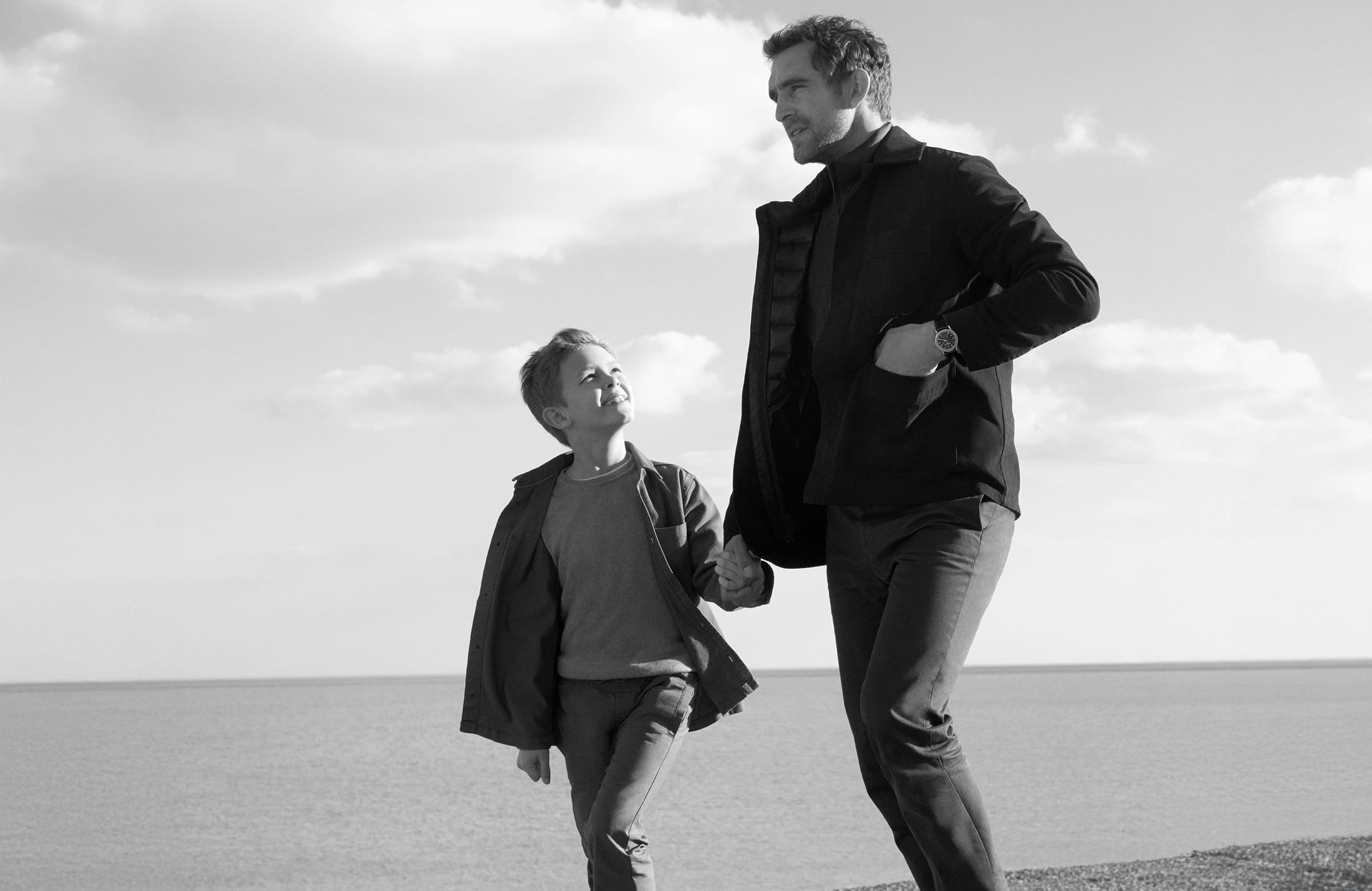 PP_GENERATIONS_BEACH_HOLDINGHANDS_HOR