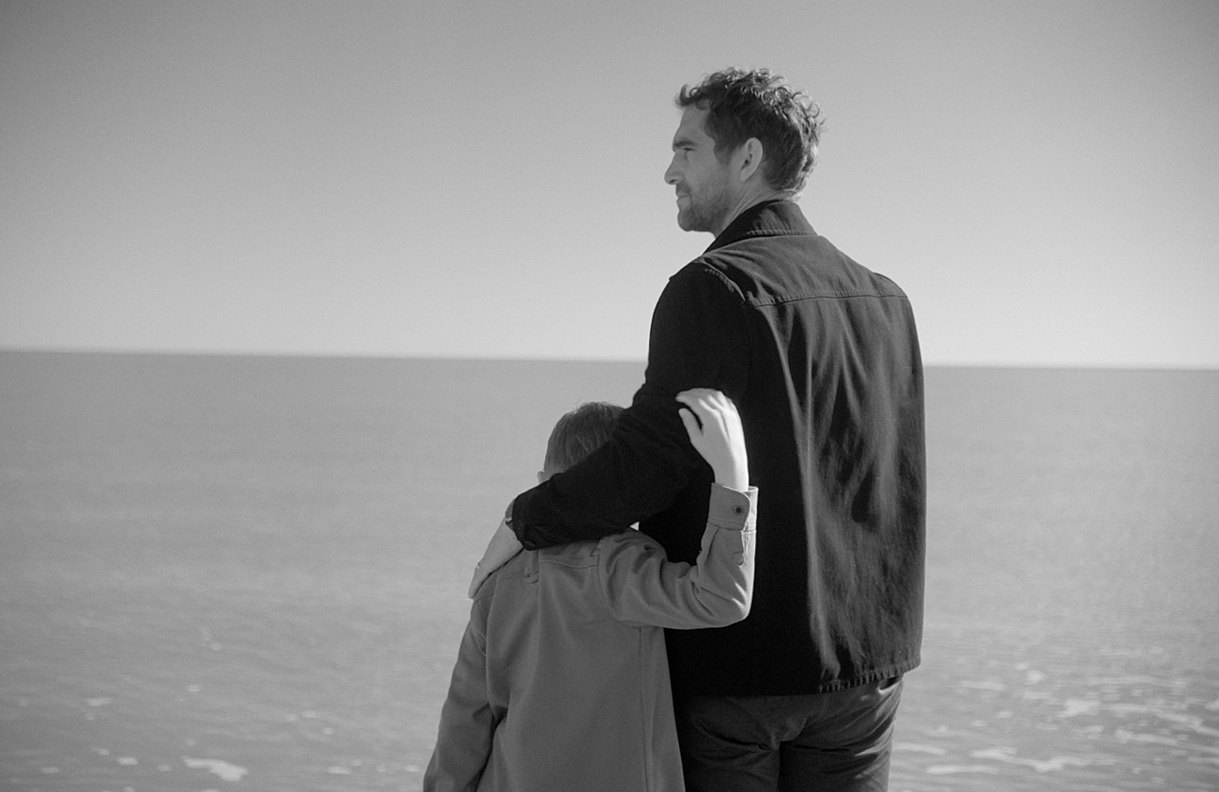 PP_GENERATIONS_BEACH_HOLDINARMS_HOR