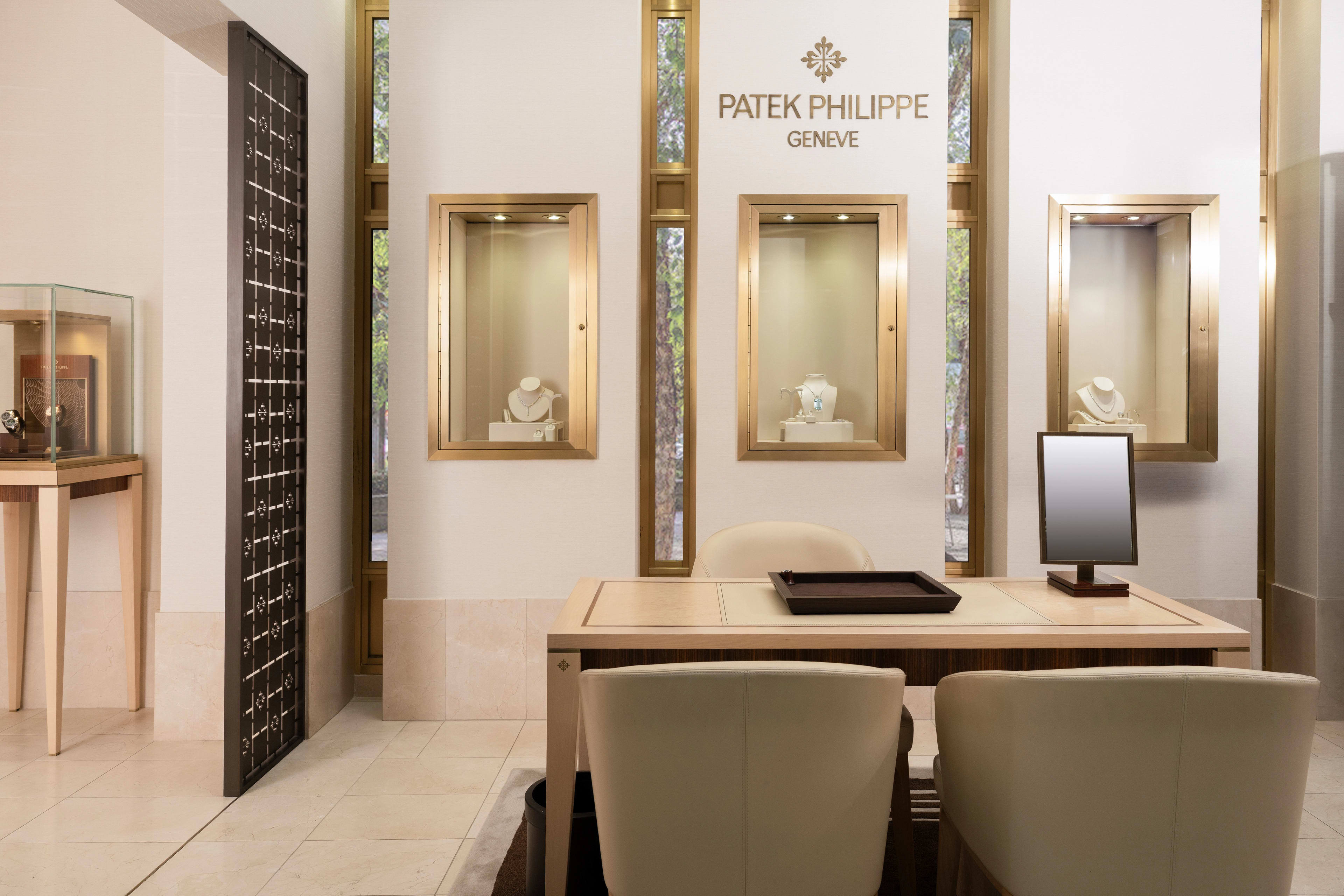 PP_POS_Canada_Toronto_Humberton_Jewellers_interior_1