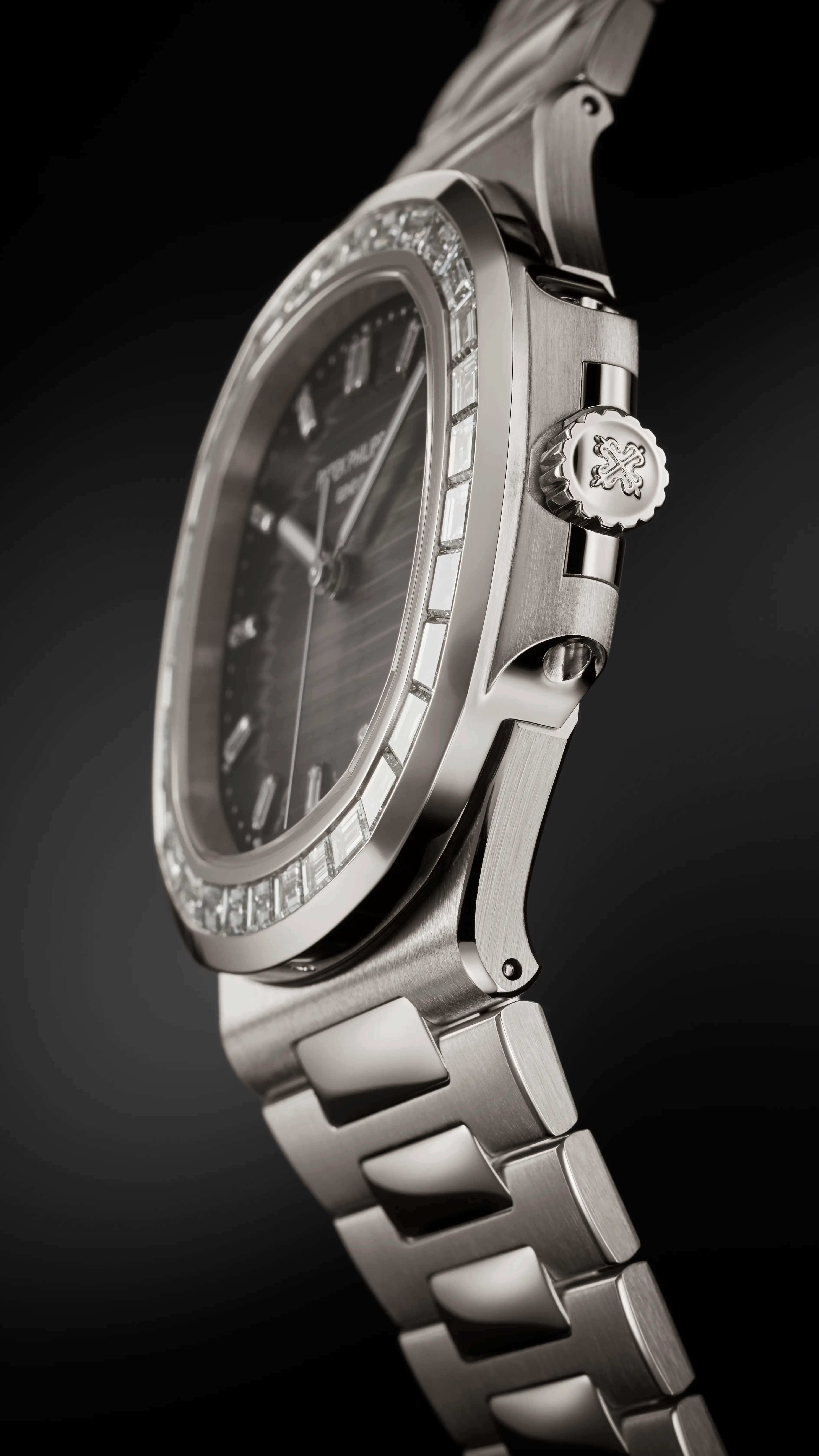 PP_5711_110P_001_DET_CASE_CROWN_01